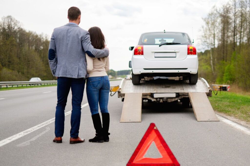 Carro sendo socorrido por guincho na estrada/Foto: Canva